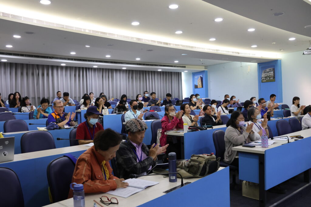 2025年拉阿魯哇族暨卡那卡那富族知識體系論壇出席者專注聆聽